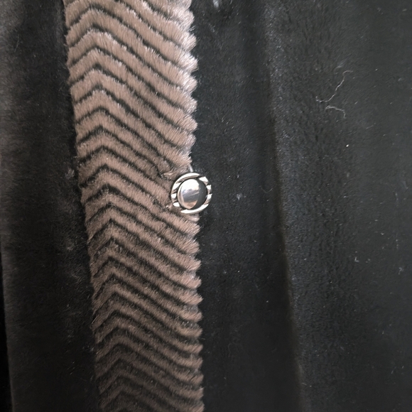 Luxurious Black Coat with Faux Fur Trim - Picture 3 of 9